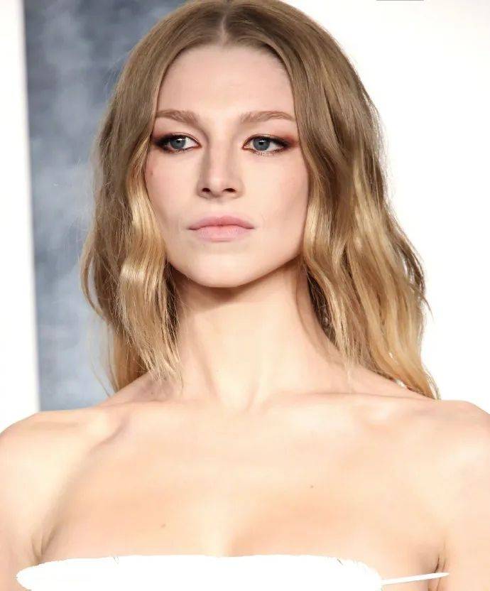 注意看hunter schafer冷酷的脸,表情不害羞不谄媚,看起来十分禁欲系.