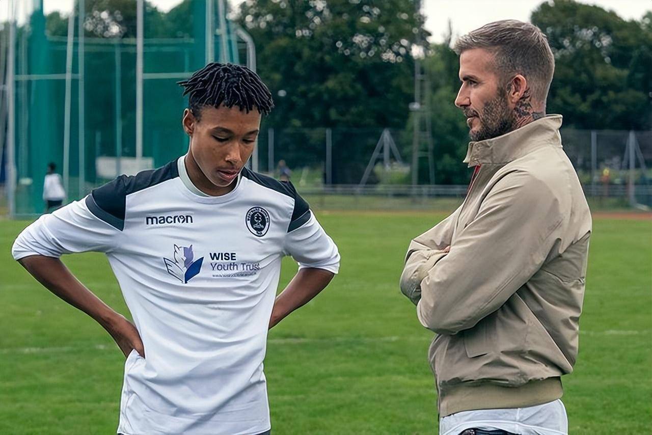 贝克汉姆的纪录片首映,48岁贝嫂筷子腿惹眼,俩儿子都留小胡子_小贝