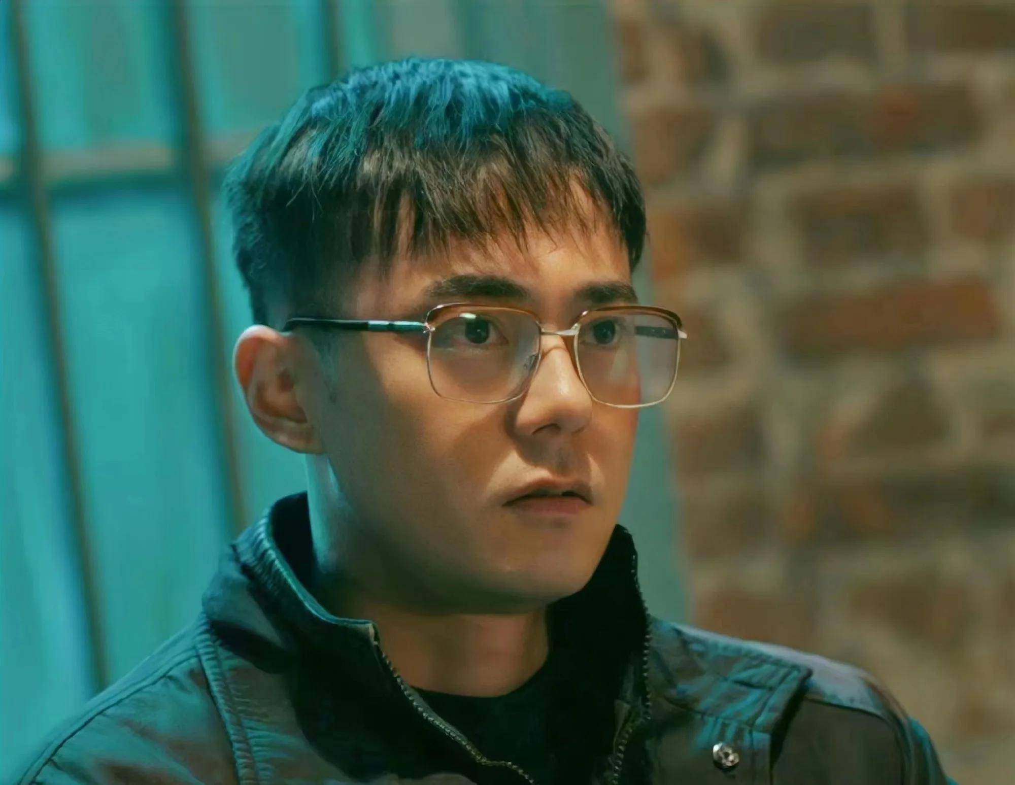 《他是谁》曲哲明:从人间理想王一丁到狡猾罪犯薛家健,34岁的他该火了