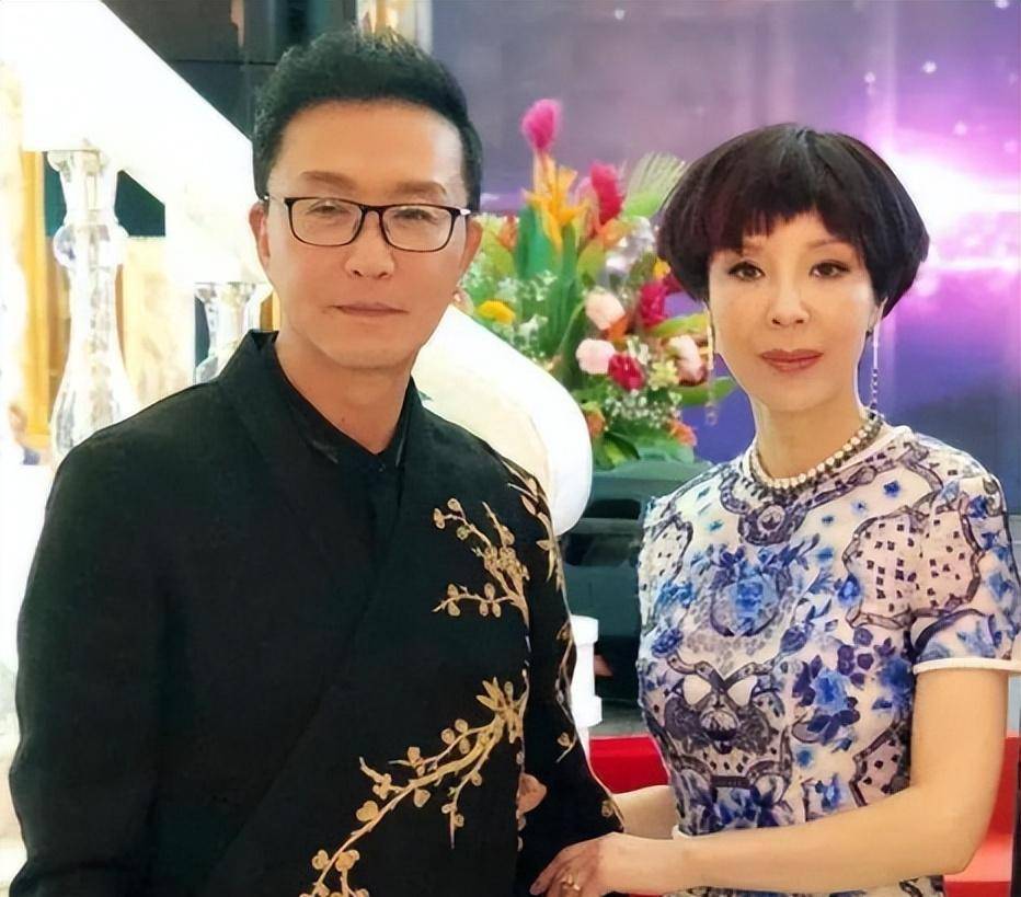 演员吴刚:娶初恋岳秀清,结婚32年生一子,明星儿子成夫妻骄傲_妻子