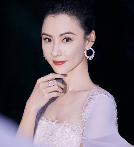 张柏芝扎便便头,穿大红毛衣,模仿梅艳芳却成梅超风_造型_视觉_气质