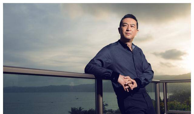 身价上百亿,却偏爱和张嘉译演戏,导演都笑他:演出费还不够加油_冯嘉怡