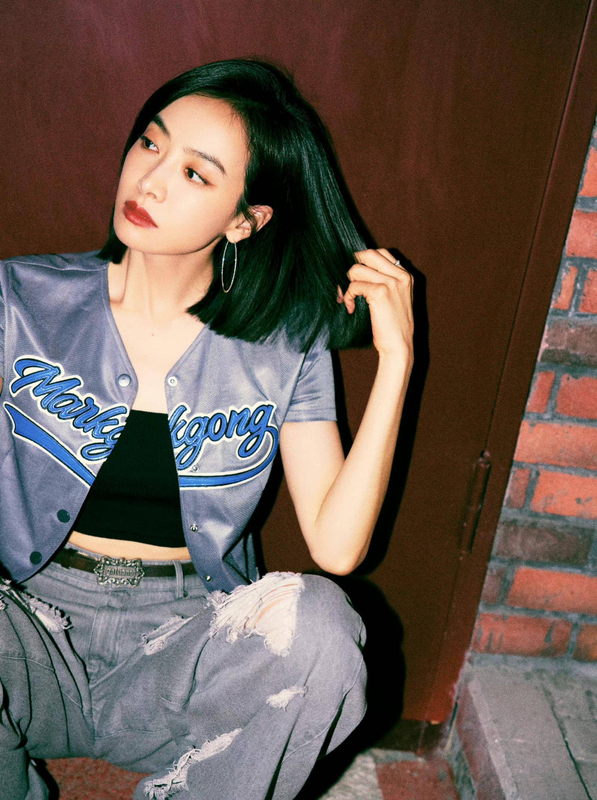 宋茜牛仔套装亮相,短发造型帅气干练,边玩游戏边跳舞_上衣_黑色_白色