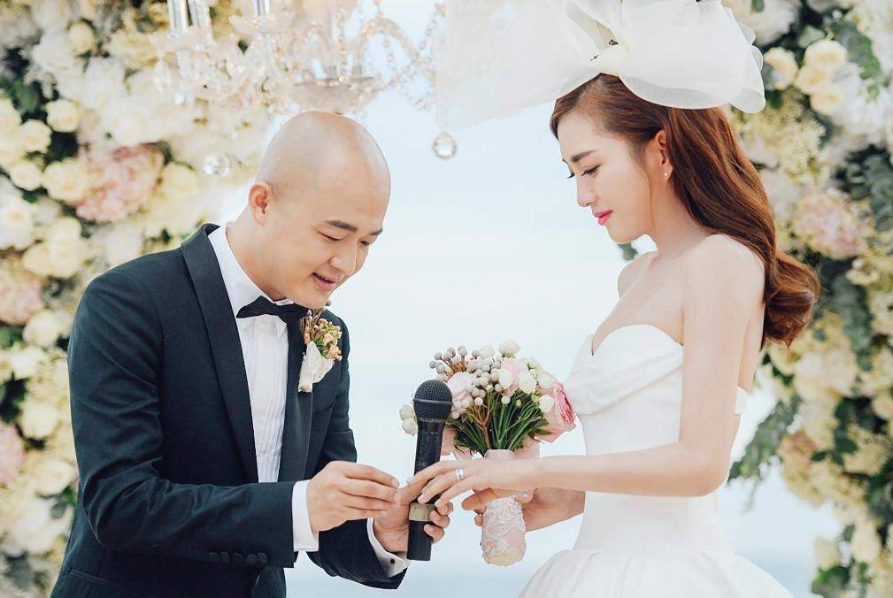在婚礼上,包文婧的结婚誓言让人听了忍不住倒抽一口冷气,她威胁包贝尔