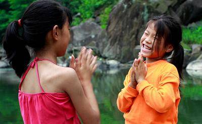 农村姐妹一个嫁富豪一个嫁军人,多年后再见,一个笑着一个却哭着_姐姐