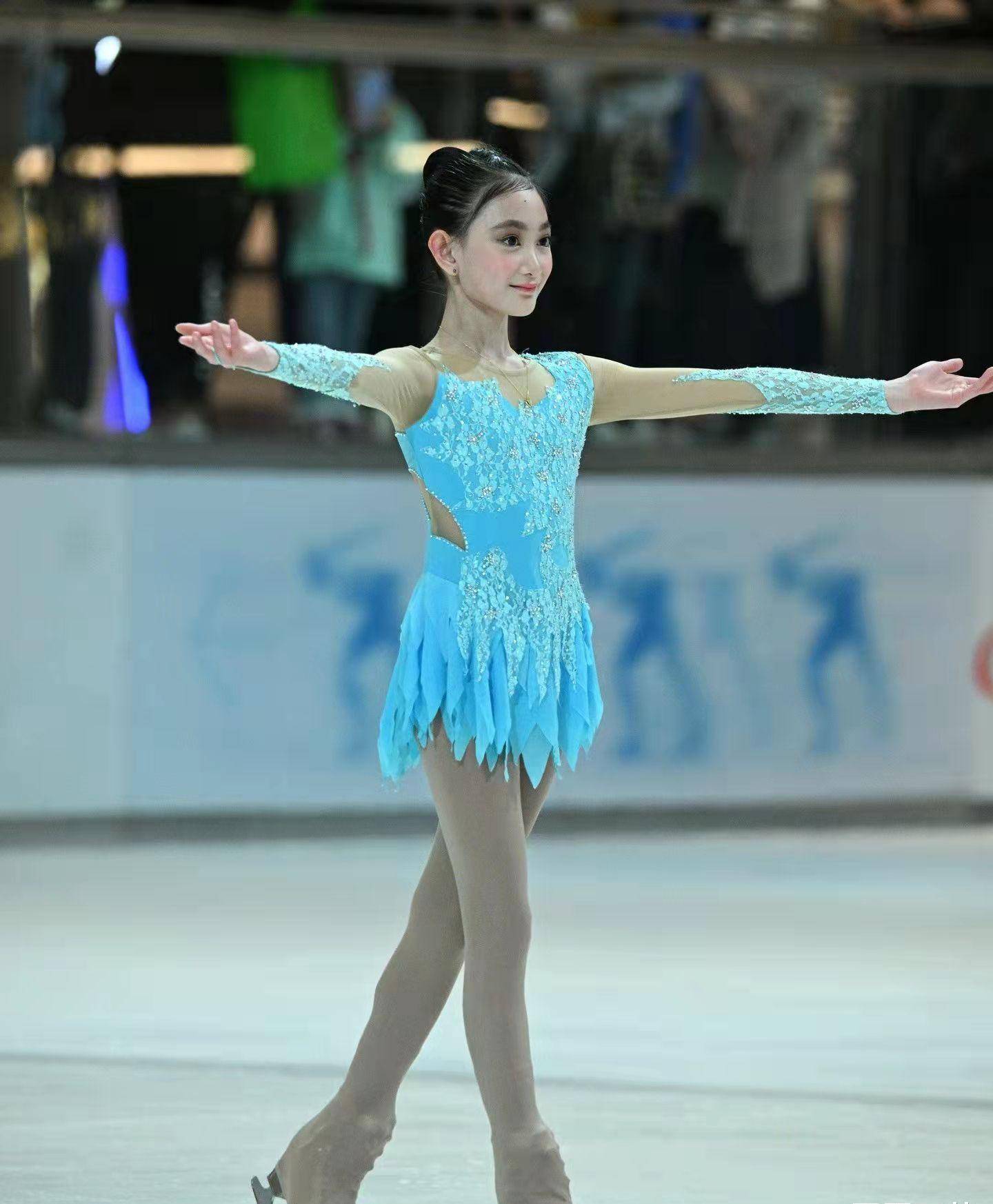 11岁奥莉参加花滑比赛,摔了一跤很淡定,化妆被说像安陵容_孩子_评论