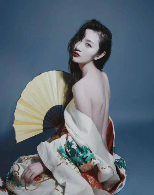 女神》中还义正严辞对万穗教育说:现在这社会,没有人会因为你可怜就给