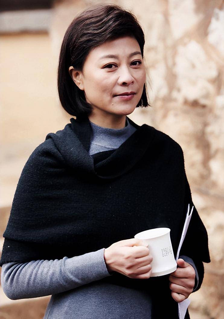 "地方著名演员"岳红哺乳期被分手,中年患病切除半个胃,今怎样了_小