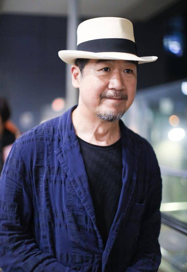 65岁张国立近照显老,驼背严重下车需别人搀扶,身旁有5个人陪同_邓婕