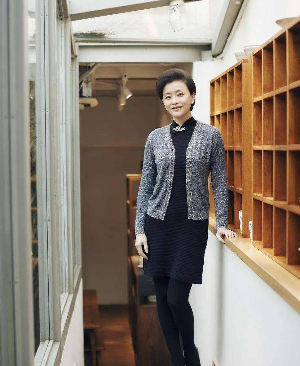 图中杨澜选择奶奶开衫 旗袍裙,打造婉约复古风,黑色旗袍裙版型修身