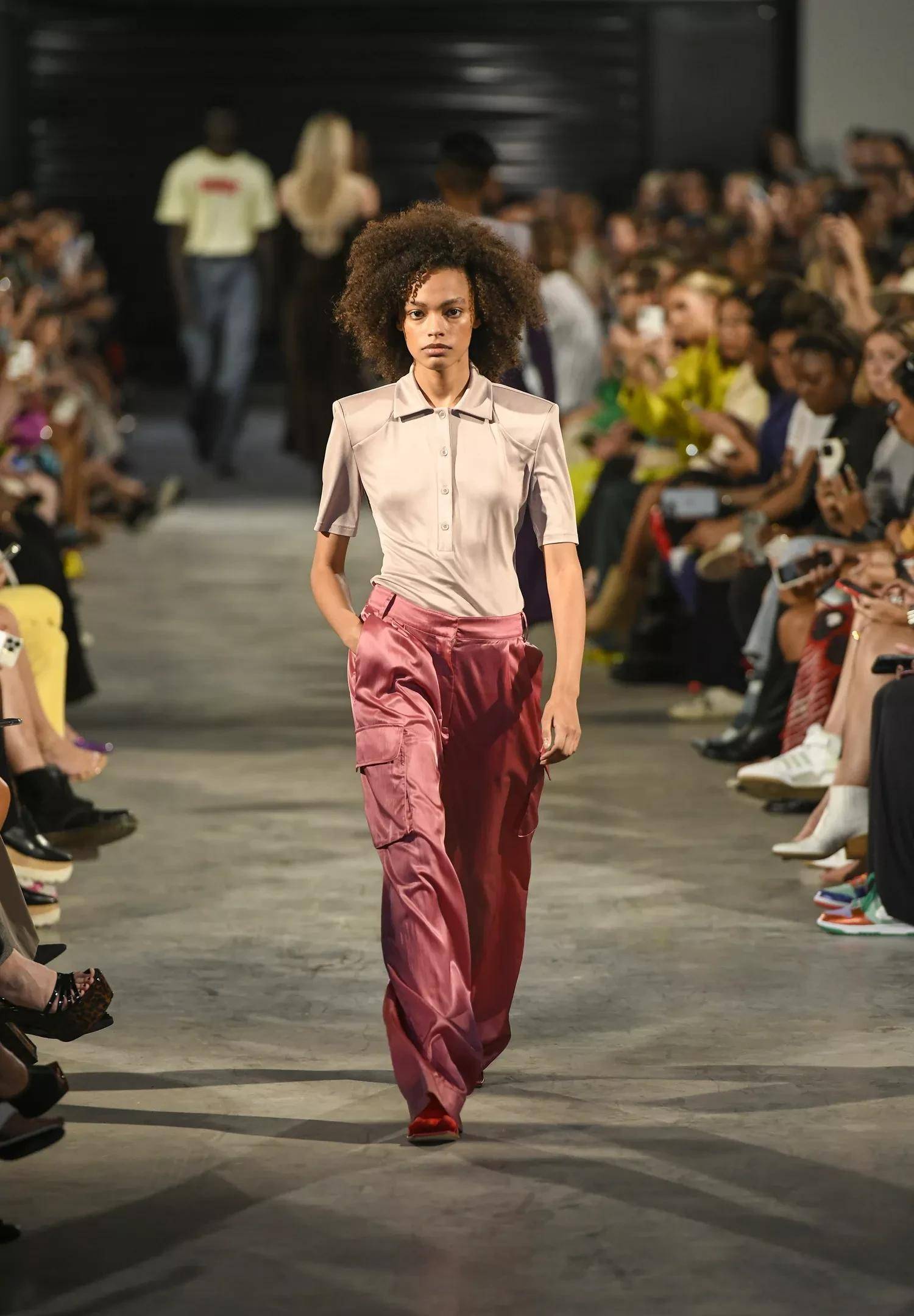 纽约时装周上的 8 个 2023 年春季趋势_盖蒂_图片社_款式