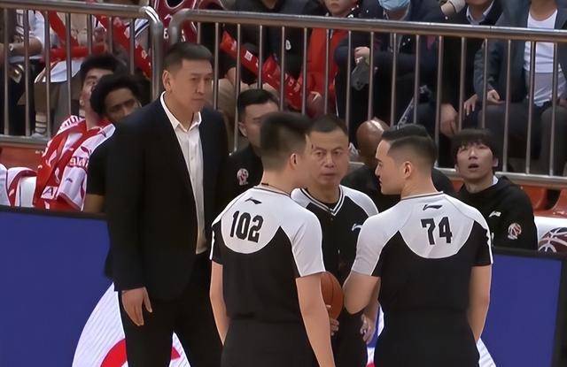 cba头号大反派又惹事,掐球员手臂 将对手摔在地上_许钟豪_比赛_行为