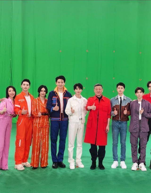 误入四大三小,王一博合影团队成团了吧?