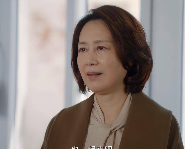 《归路》首播即火,谭松韵的脸蛋和吴玉芳的颜值,得到了大家的认可_路