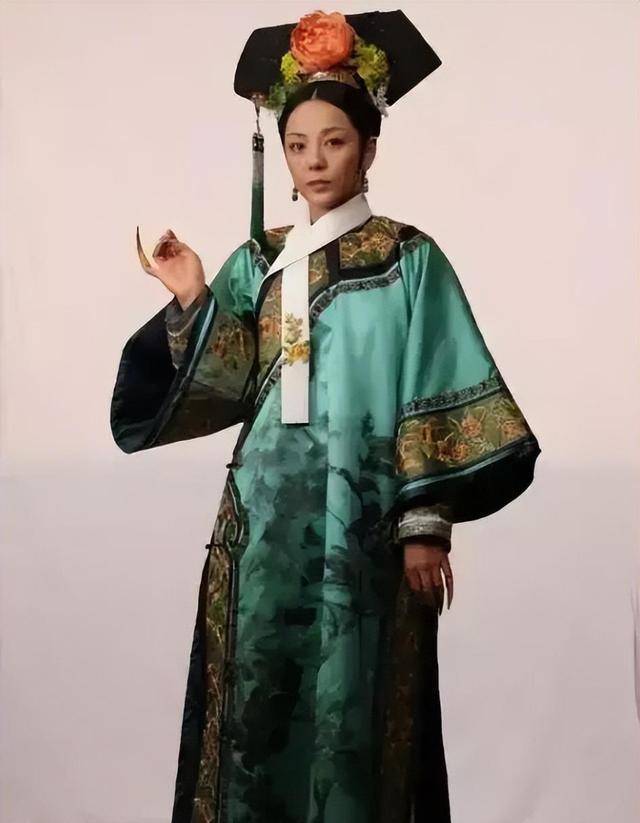 结果妆造做好后,导演郑晓龙看着都不满意——这敬妃不够聪明,齐妃也不