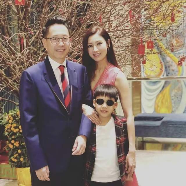 扎堆来北京开会,包括不限于李嘉诚的儿子李泽钜,郑裕彤的孙子郑志刚