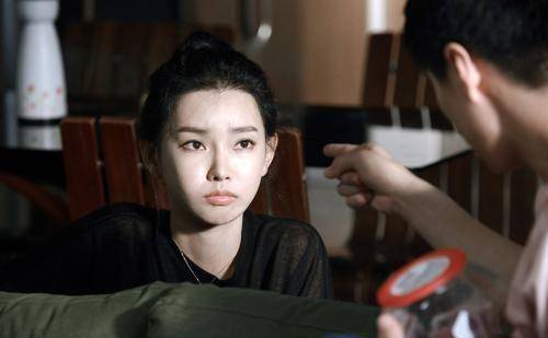 大二就被导演王晶看上,拍3部戏捞金26亿,如今成"最美晶女郎"_佟菲