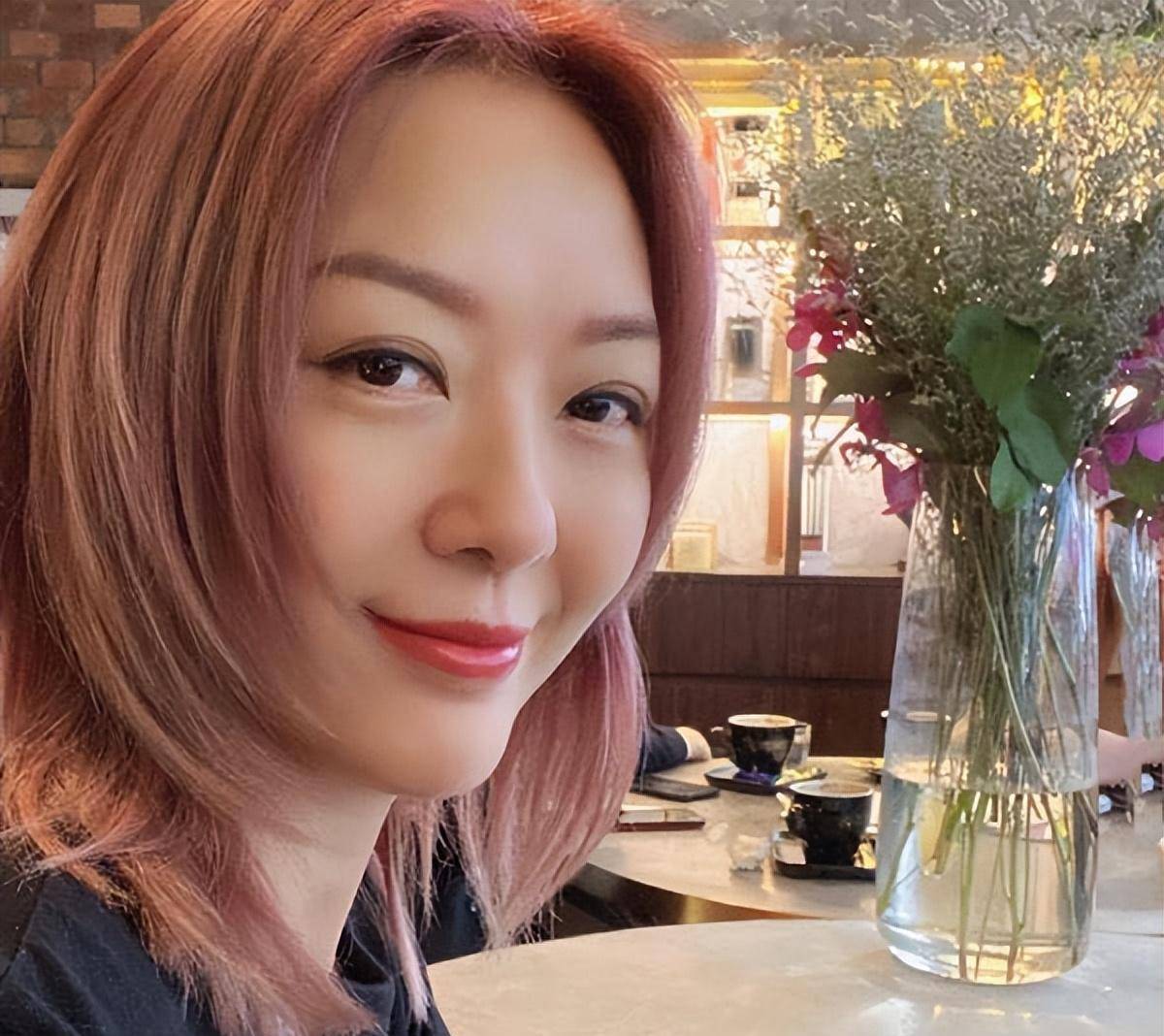 郭少芸不理解当下的年轻人为什么不敢担责,总怕"做多错多",她打本开