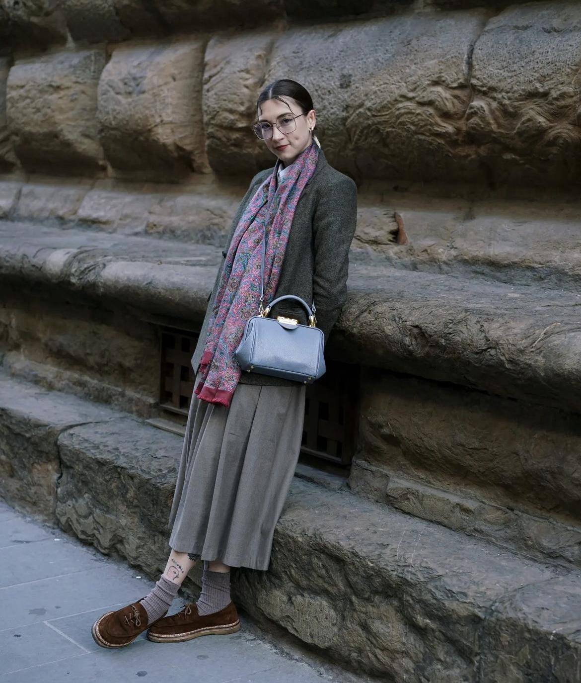 这个宝藏伦敦女孩,把英伦知识分子风穿得好美,成春日穿搭新灵感