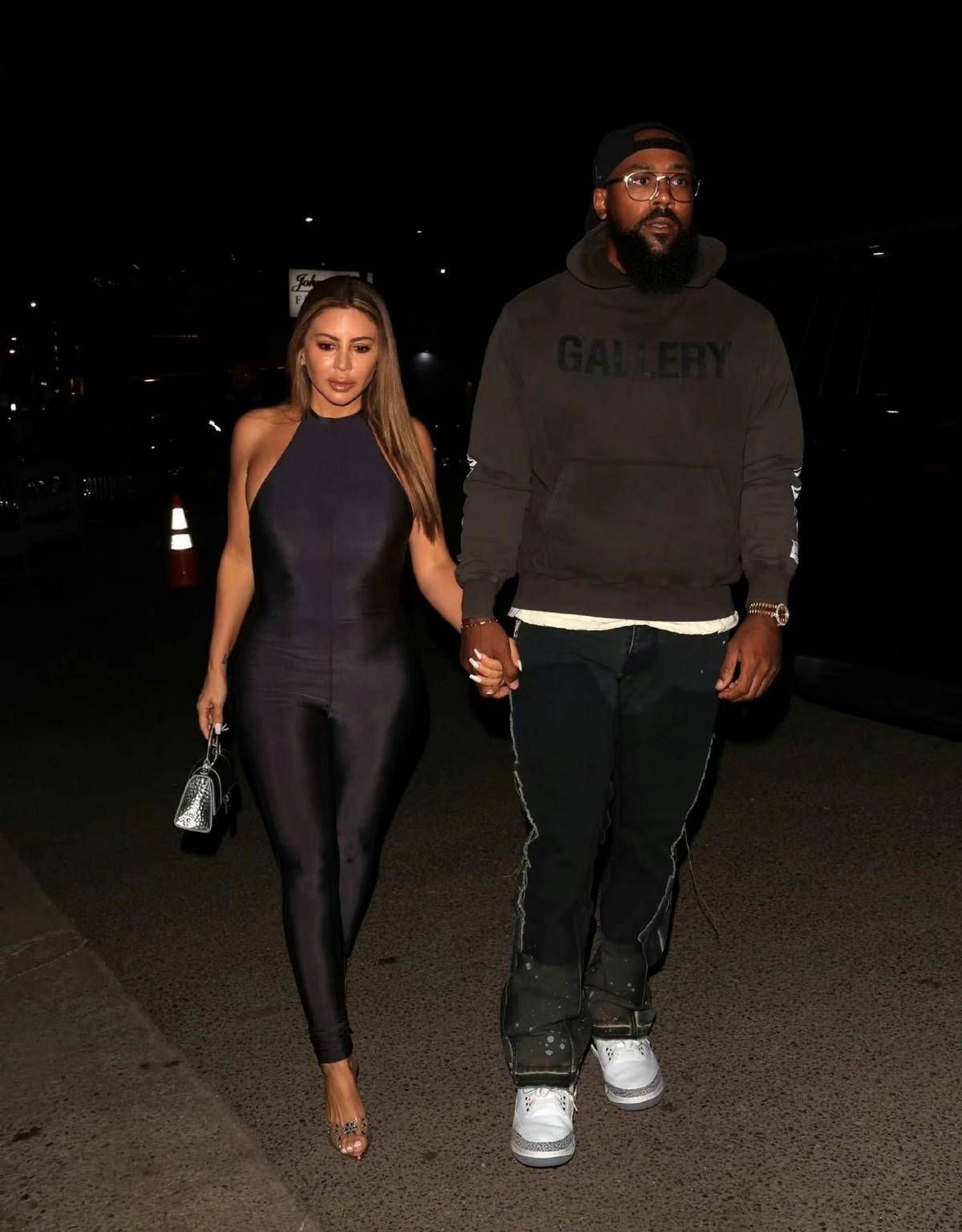 皮蓬48岁前妻和乔丹儿子约会放飞!穿紧身衣遮体太火辣,甜蜜相拥