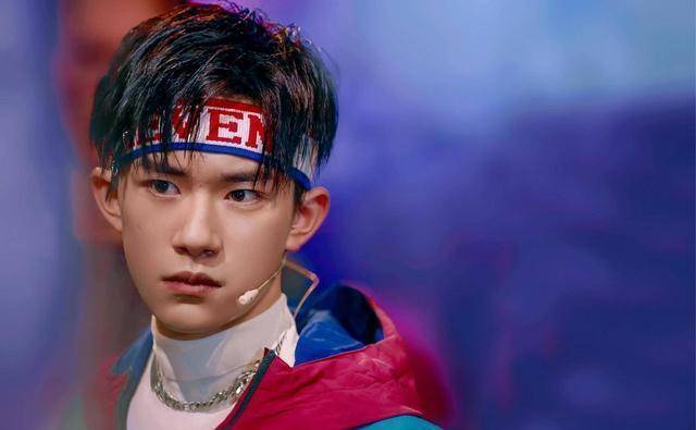 易烊千玺应援曲在妈妈生日时上线,现已达七十余首_明星_发展_少年