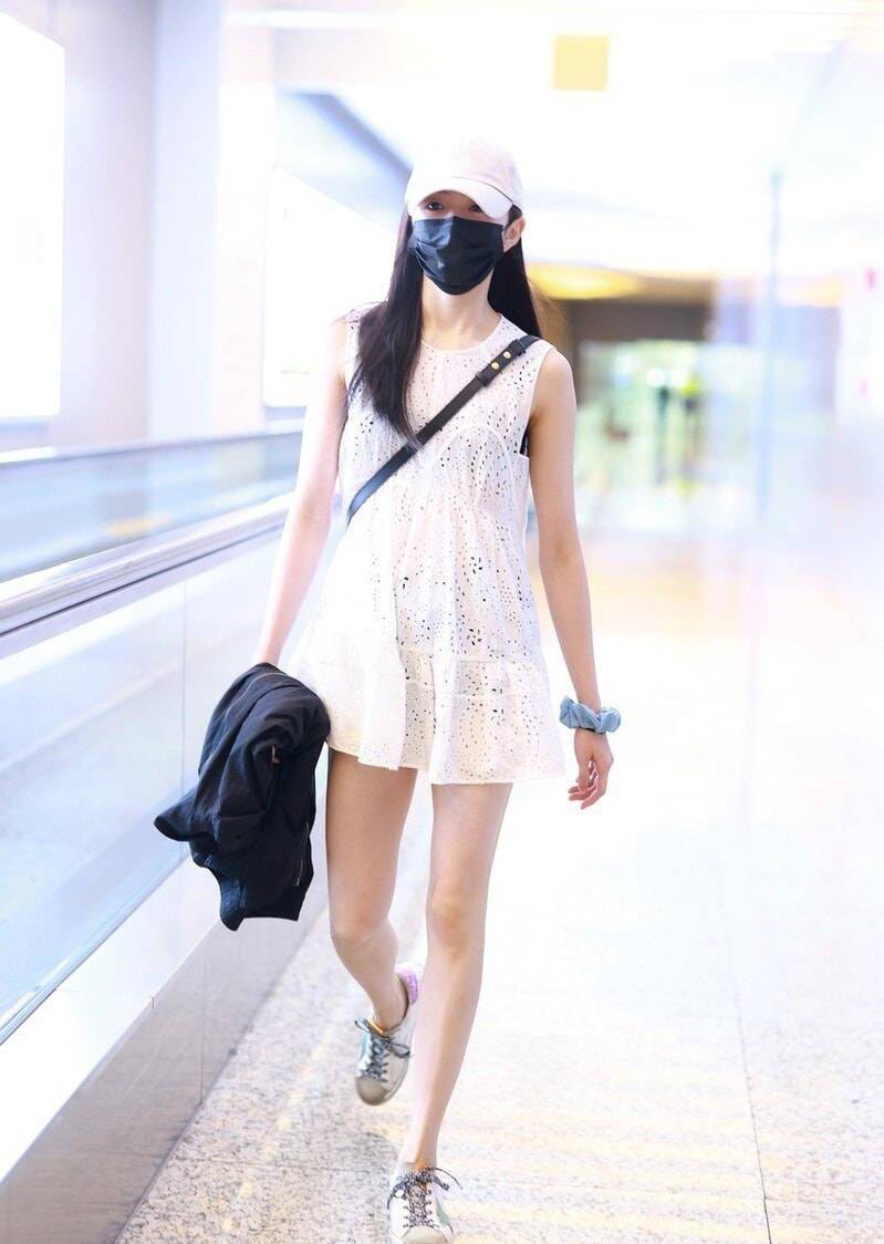 刘浩存又瘦又扁平,走机场穿着清凉,这身材打扮在人群中很突出!