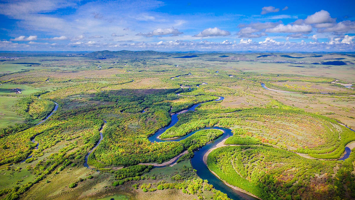 内蒙古呼伦贝尔大草原之上,额尔古纳河蜿蜒流淌,纯美的自然净土