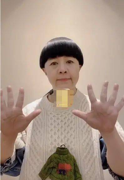 刘纯燕罕见晒照,西瓜头显得她好土啊,脸上都是皱纹还要穿童装!