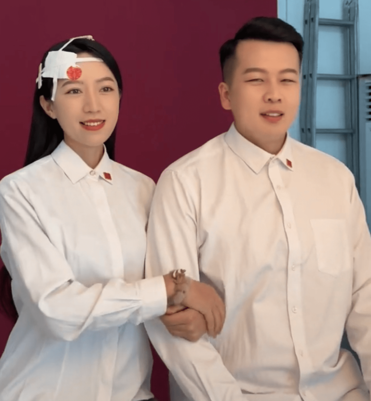 好事将近?麦小登带伤与世豪拍结婚证件照,一句喜上眉梢尽显甜蜜