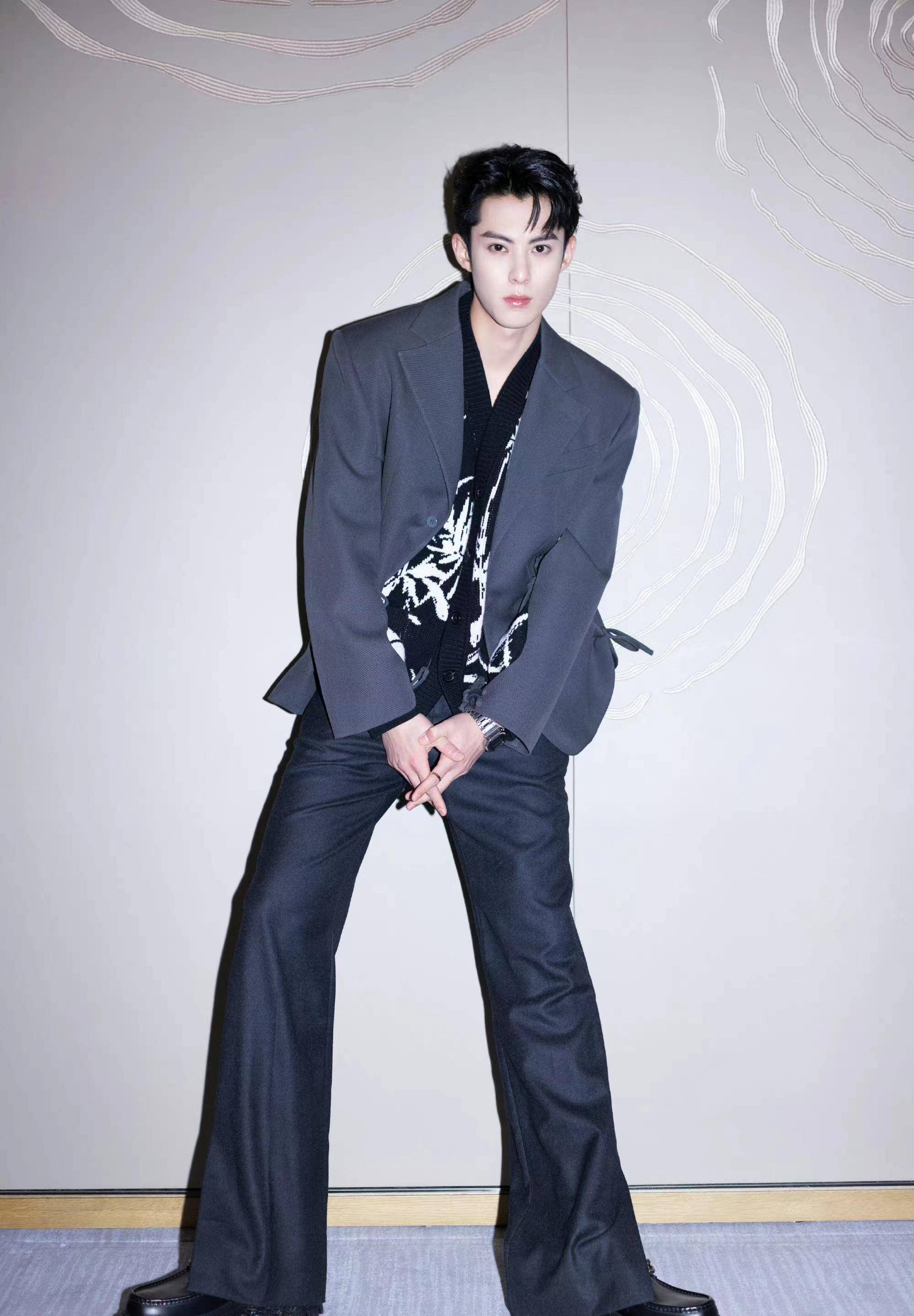 王鹤棣别出心裁,西装里面搭一件针织开衫,要风度也要温度_时尚_活动