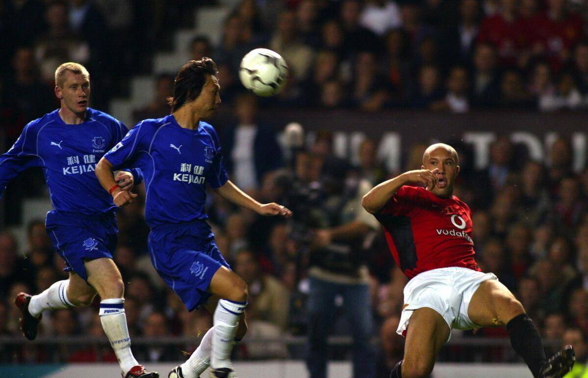 拿到了全额奖学金留学英国,而就在一年后,李铁加盟了英超埃弗顿足球队