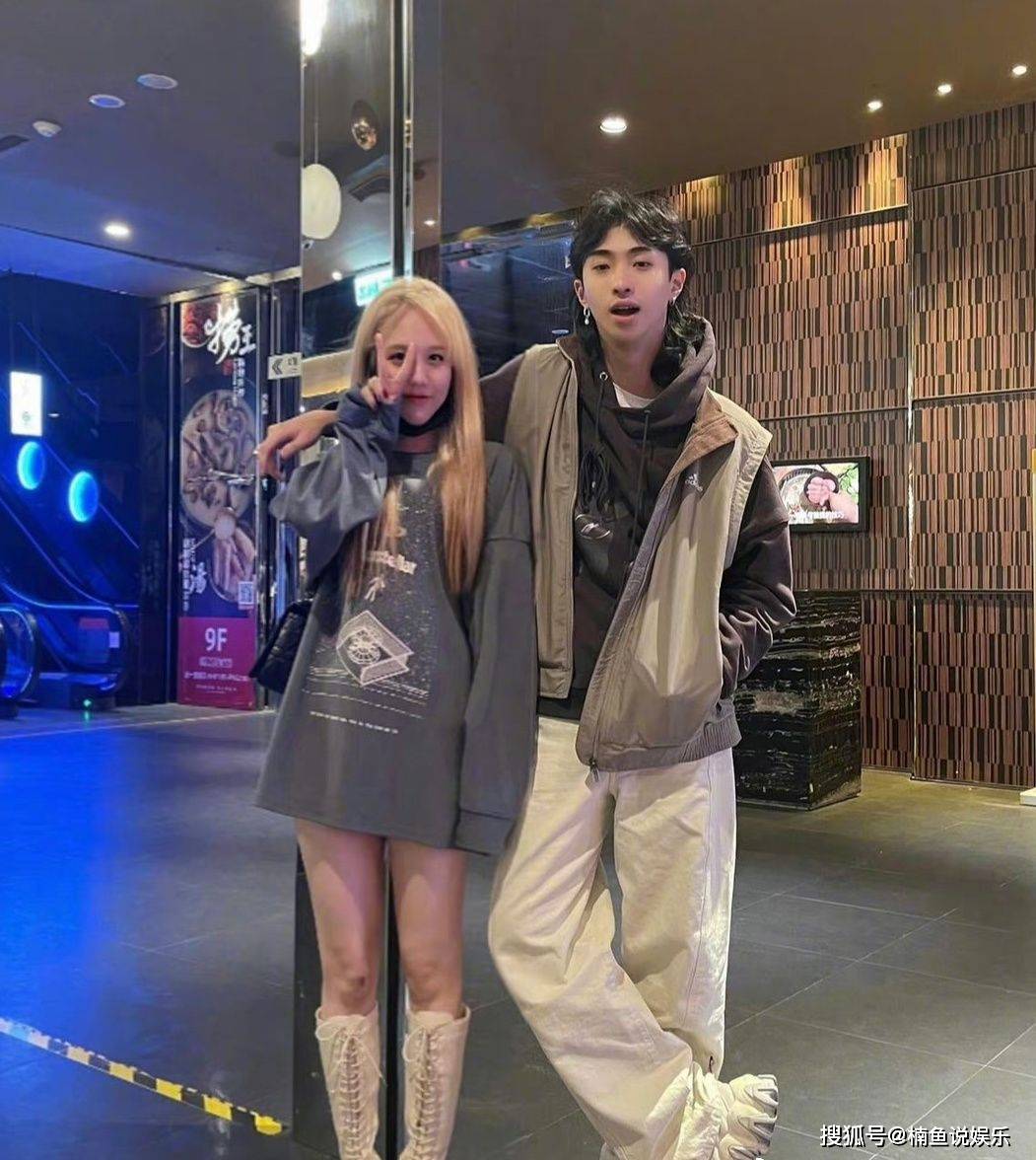 伊能静儿子穿女装引热议,身材高挑比女生还美_哈利_庾澄庆_风格