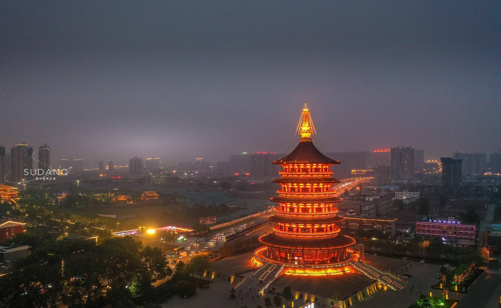 因象征天帝居所的紫微宫而得名.