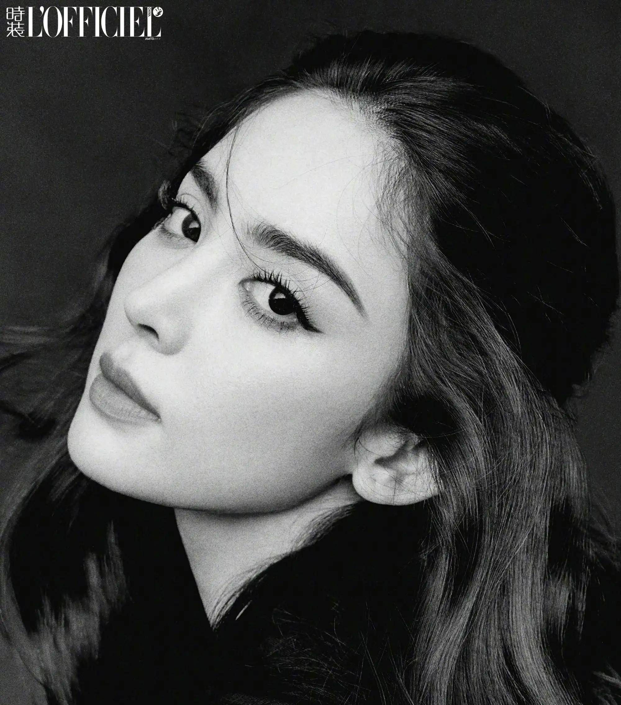 古力娜扎时装四月封面 穿挂脖裙身姿妖娆妩媚 秀腹肌马甲线紧致迷人