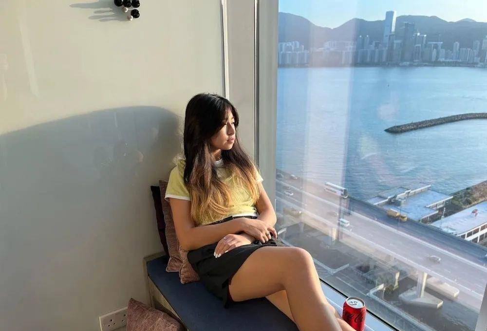 15岁谭芷昀染发尽显熟女味,失去香港市场,她依然混得风生水起