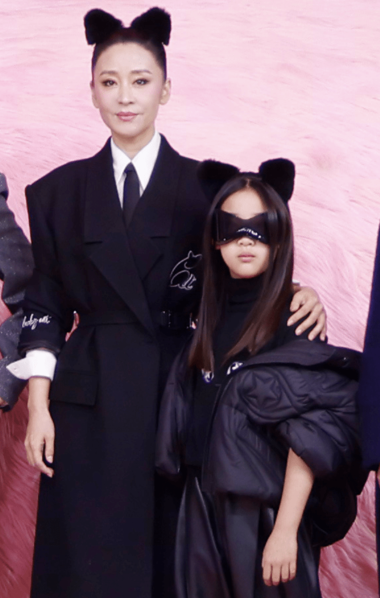 董璇晒母女走秀超有范儿,苗圃龙凤胎女儿罕见曝光,长得太像妈妈_张帅