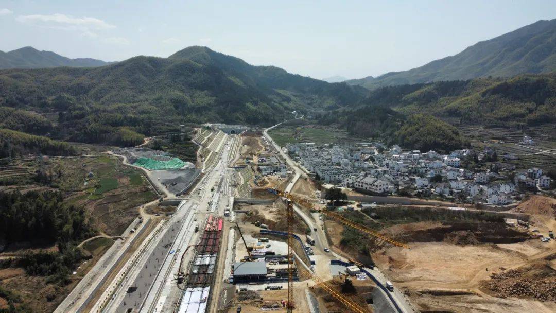 黃山西站是池黃鐵路兩座新建站之一,也是黃山區歷史上首座高鐵站.