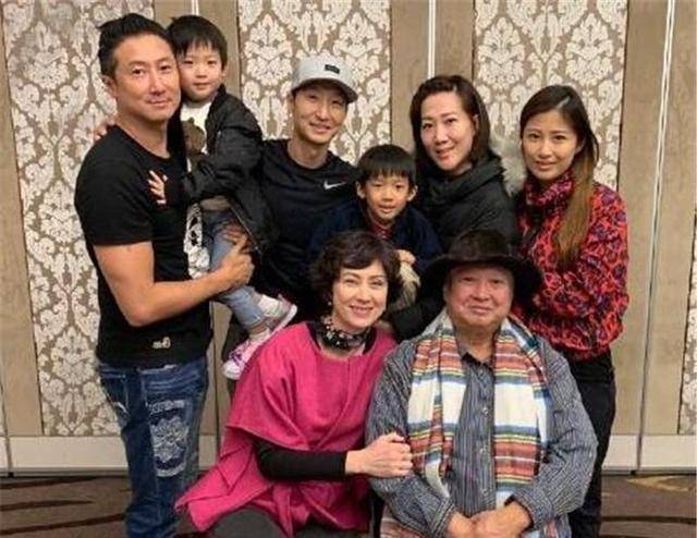 洪金宝67岁生日,一家人拍全家福其乐融融,唯独三儿子没露脸_妻子_高丽