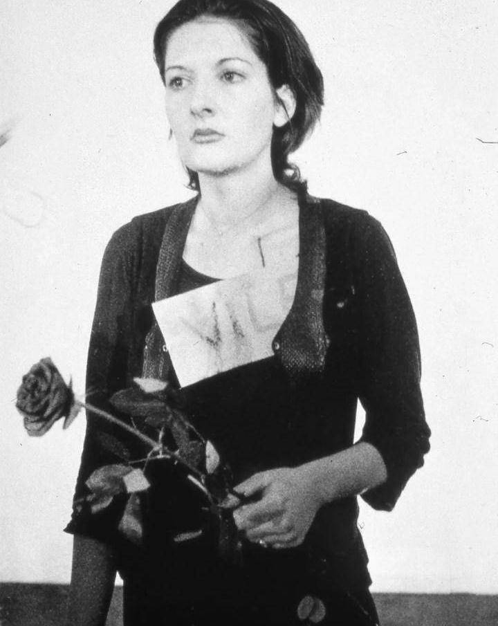 麻醉后,玛丽娜只是静静地坐着.