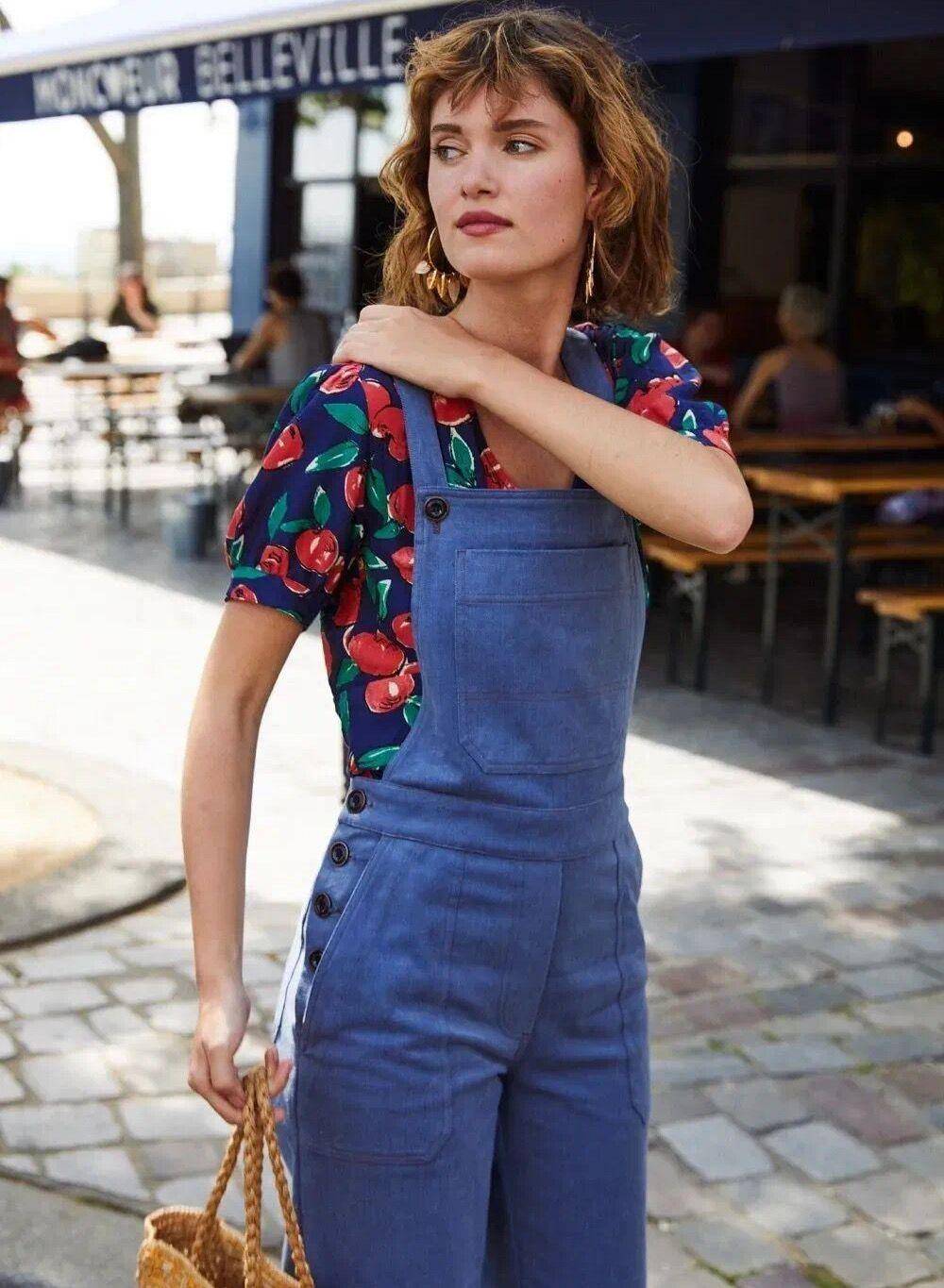 但是经过rachel的搭配,我才突然觉得:原来背带裤也可以穿得这么随性