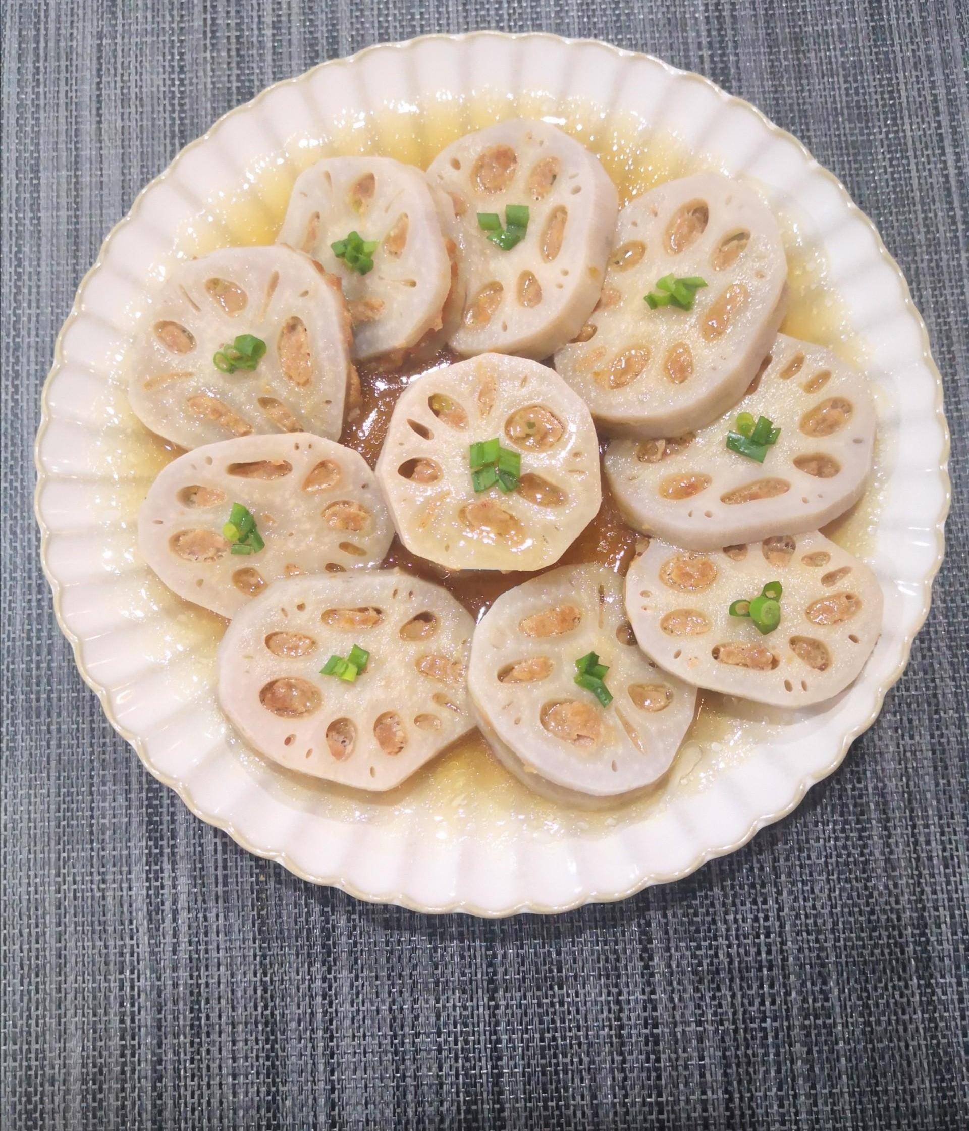 莲藕的营养价值很高,常吃对身体好,今天我要用莲藕做道蒸藕夹,荤素