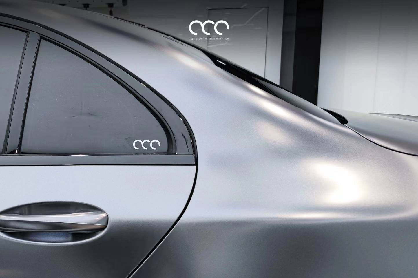 奔驰c级漫彩改色膜电光金属深空灰,战斗力十足