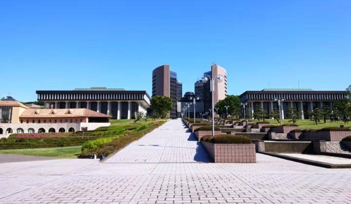 为什么很多日本人到东京的八王子市上学?