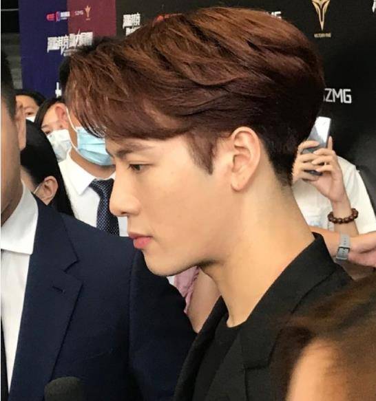 破次元壁合体,路人视角下王嘉尔生图精修无异,何猷君输在这里