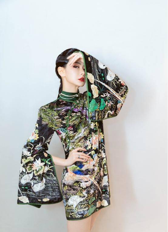 "沉眉妆"斓曦再次穿上古装,穿旗袍自觉抬腰,比例惊人_设计_潮流_整体