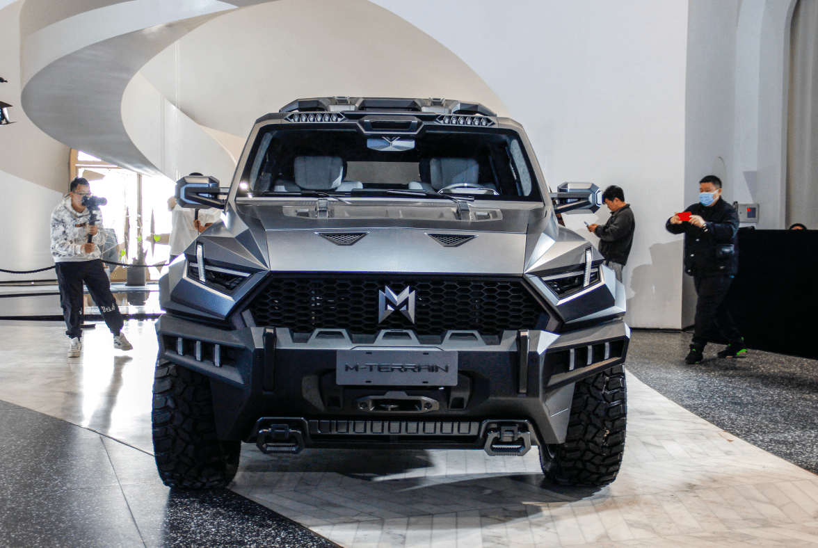 新车的前脸在官方称之为狮吼式前脸,其全新的大"m"车标具有很强的赛博