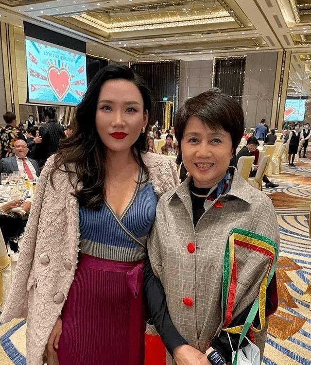 路人拍到的梁安琪,一头短发白了一半,身材不苗条素颜不年轻!