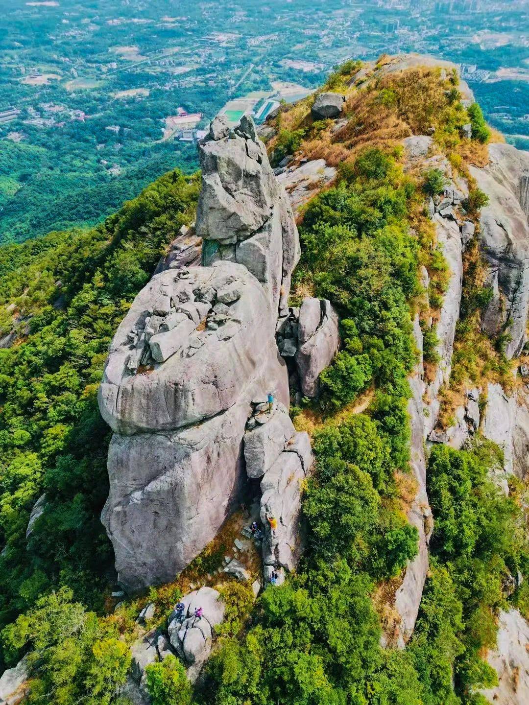 登高远眺,天地辽阔罗浮山主峰飞云顶海拔1296米峰顶盘圆平坦,花草并茂