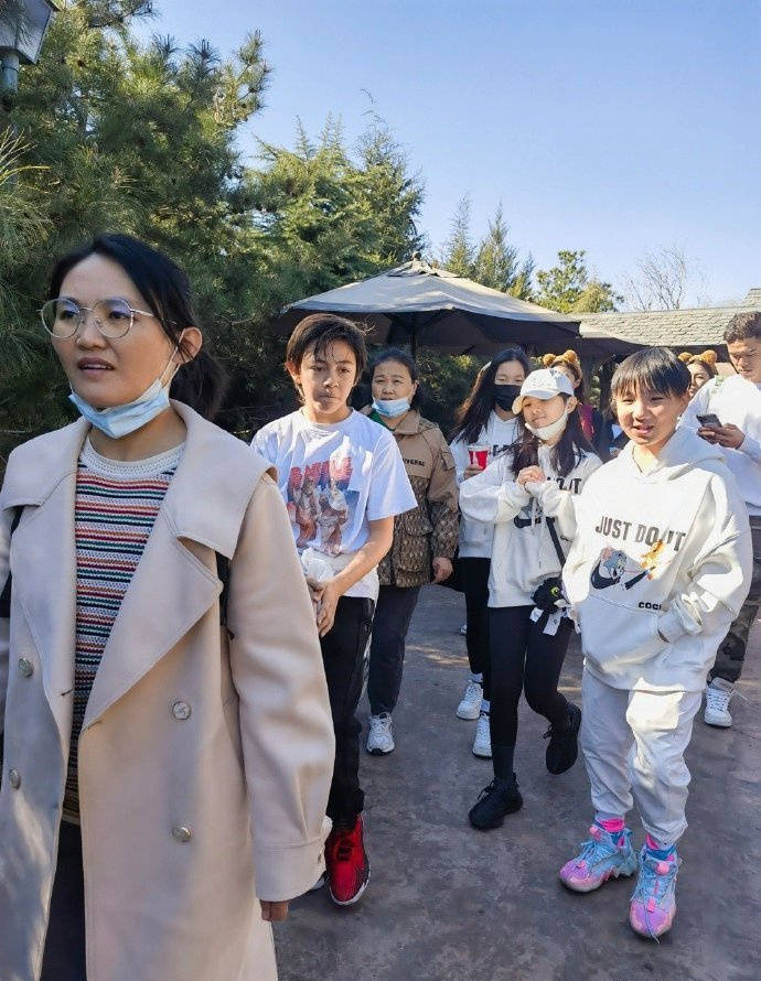 刘烨儿子诺一游环球影城被偶遇 清爽帅气身高瞩目-搜狐大视野-搜狐新闻