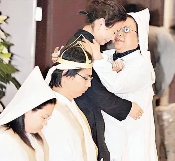 港星陈松伶:被骗破产,父亲去世,不能生育,张铎带她走出阴影_父母_发展